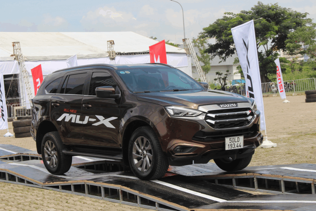 Giá xe Isuzu mu-X mới nhất 3 image 105