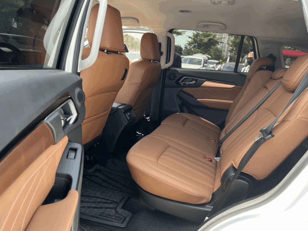 Giá xe Isuzu mu-X mới nhất 9 image 111