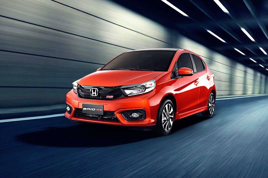 Giá xe Honda Brio cũ cập nhật 7 Front view of a red Honda Brio RS hatchback on the road.