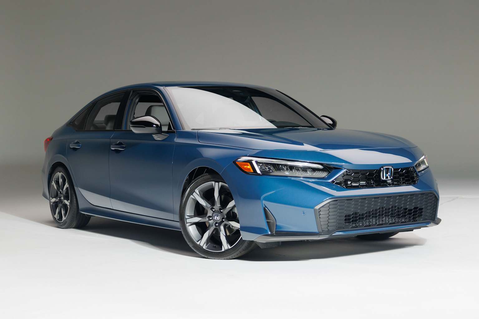 Giá xe Honda Civic cũ cập nhật 9 A modern blue Honda Civic sedan showcasing the latest design and styling features in a studio setting.