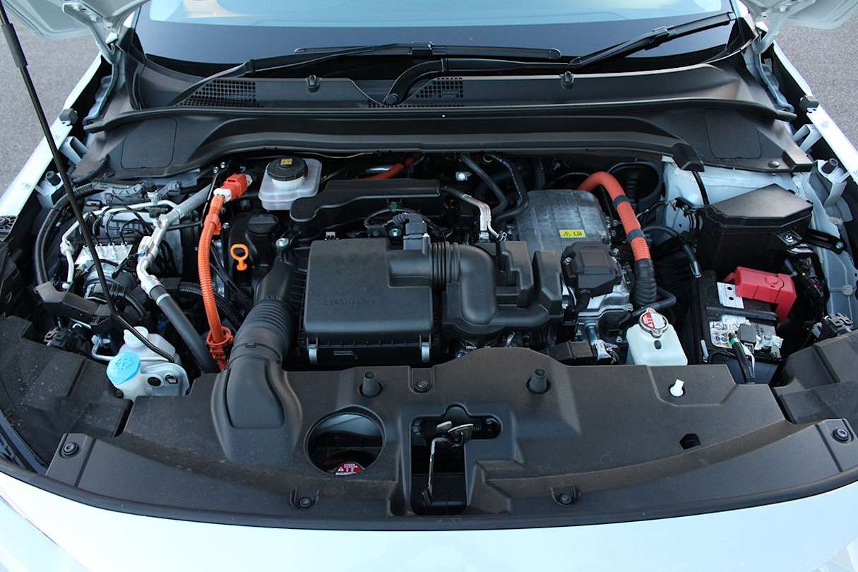 Giá xe Honda HR-V cũ cập nhật 9 Engine bay of a Honda HR-V e:HEV hybrid, highlighting its powertrain components and high-voltage cabling.