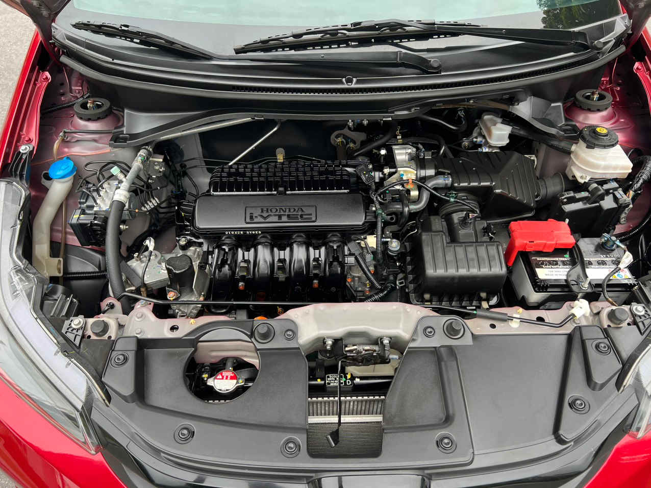 Giá xe Honda Brio cũ cập nhật 6 Detailed view of the clean Honda Brio 1.2L i-VTEC engine compartment, showcasing its key components.