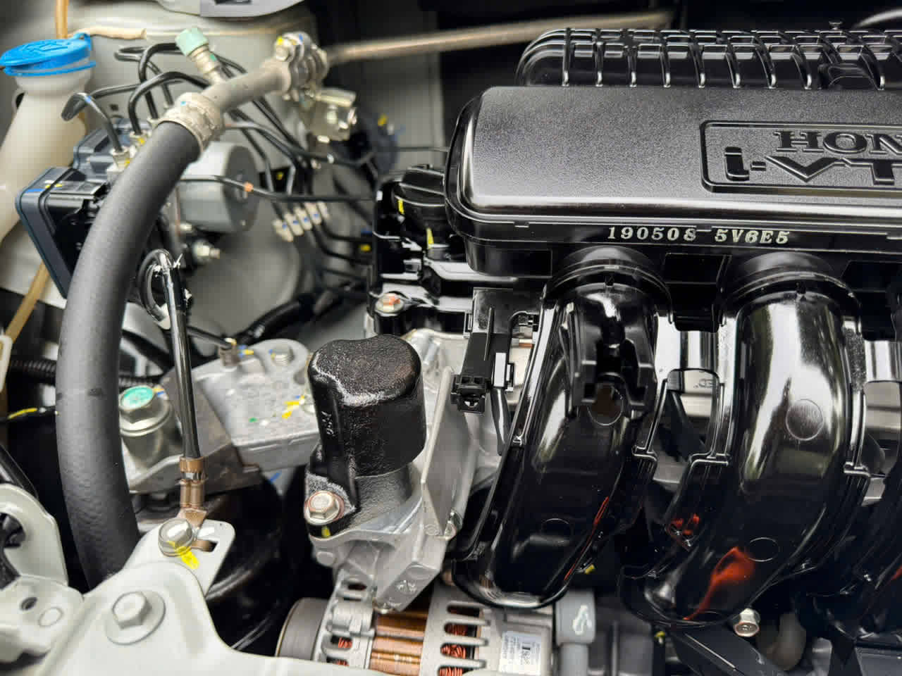 Giá xe Honda Brio cũ cập nhật 4 A detailed view of the clean 1.2L i-VTEC engine in a Honda Brio.