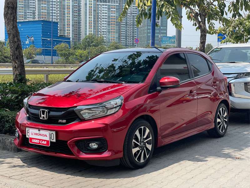 Giá xe Honda Brio cũ cập nhật 3 A red Honda Brio RS used car displayed in an urban setting.
