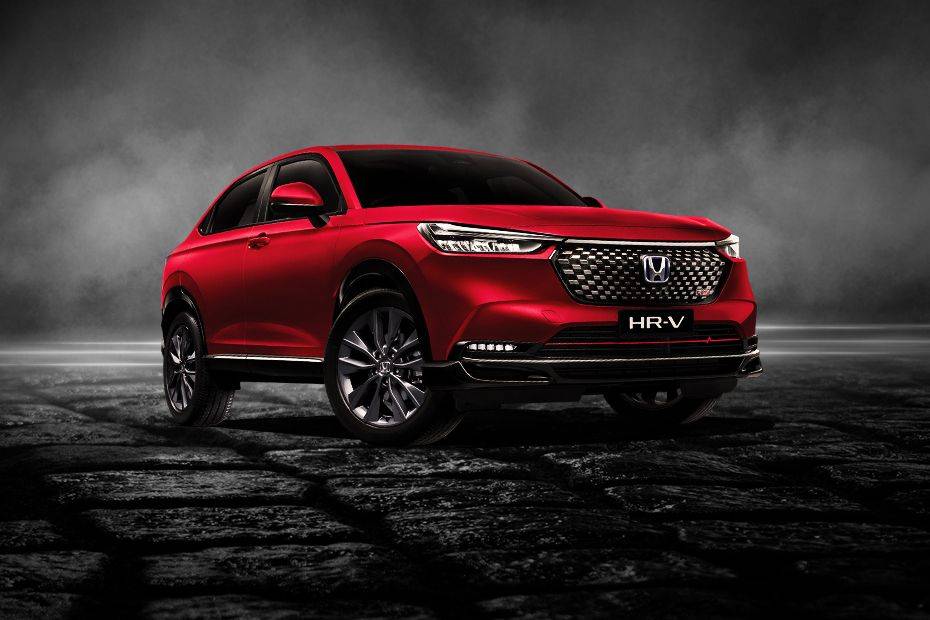 Giá xe Honda HR-V cũ cập nhật 4 A modern red Honda HR-V showcasing its contemporary exterior design, including LED headlights and grille.