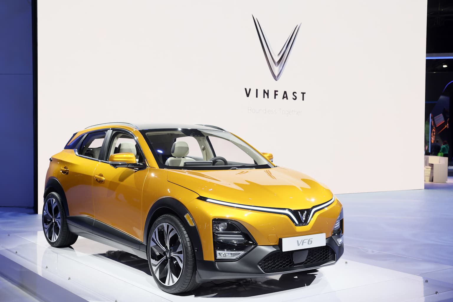 Xe điện VinFast để ngoài mưa có sao không? Đánh Giá Toàn Diện 2025 3 A golden VinFast VF 6 electric vehicle on display.