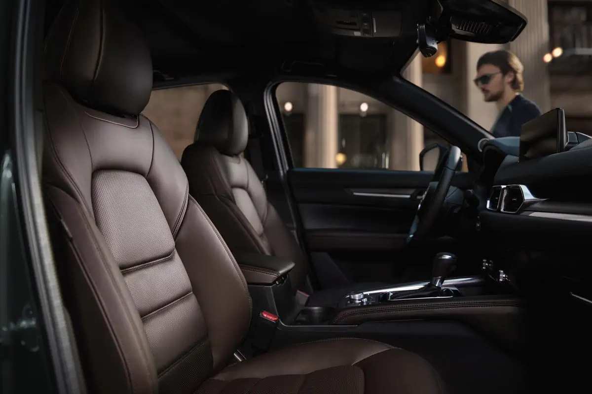 So sánh các phiên bản Mazda CX-5 tại Việt Nam: Đánh giá chi tiết và hướng dẫn mua xe 5 Interior view of Mazda CX-5 showcasing premium brown leather seats and modern dashboard design.