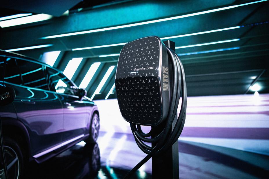 Giá xe Mercedes EQB 2025 mới nhất 9 Mercedes-Benz branded home electric vehicle charging station with a nearby black car in a modern, futuristic setting.