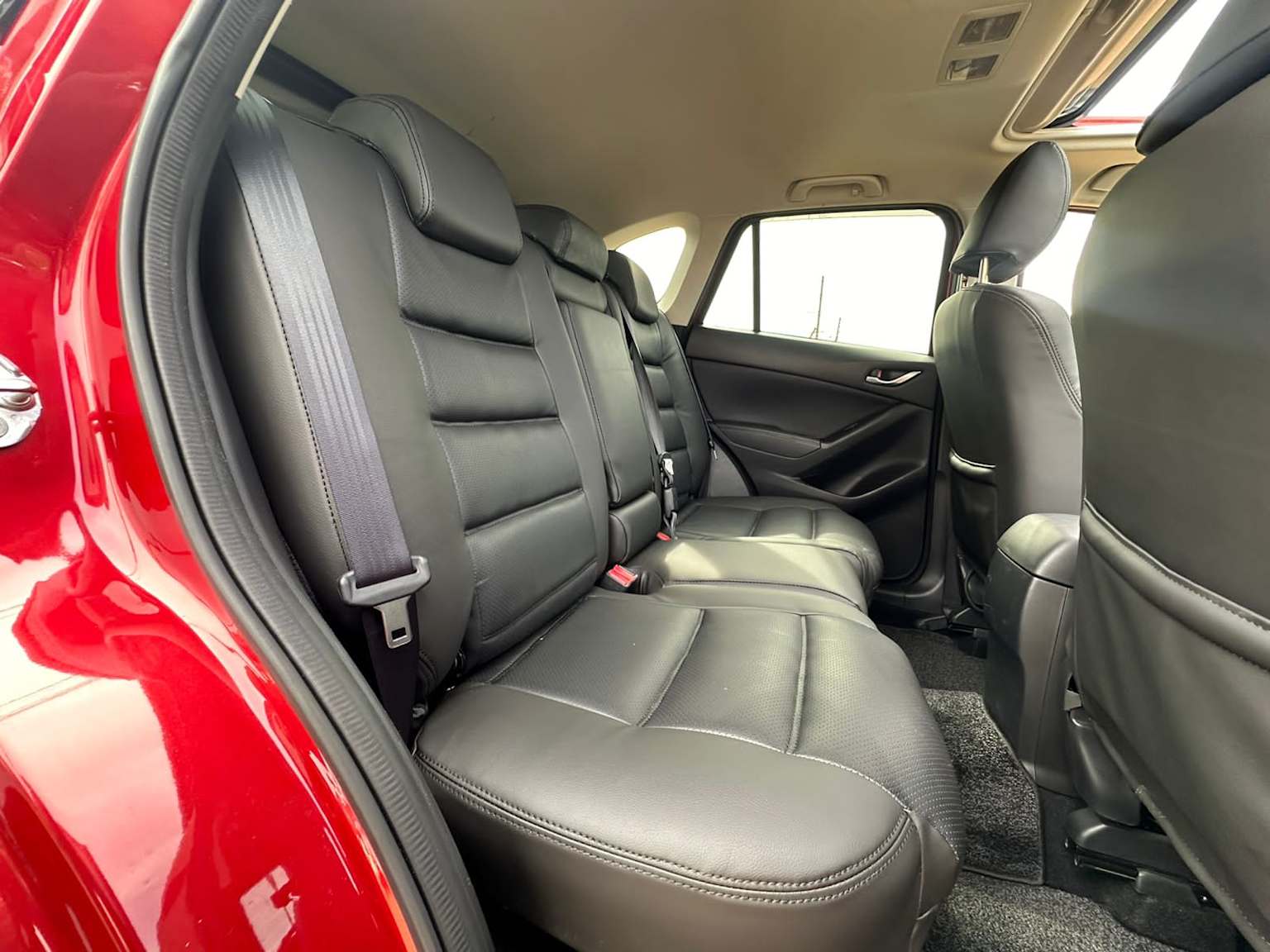 So sánh các phiên bản Mazda CX-5 tại Việt Nam: Đánh giá chi tiết và hướng dẫn mua xe 7 Rear leather seats and spacious interior of Mazda CX-5 showcasing premium comfort features.