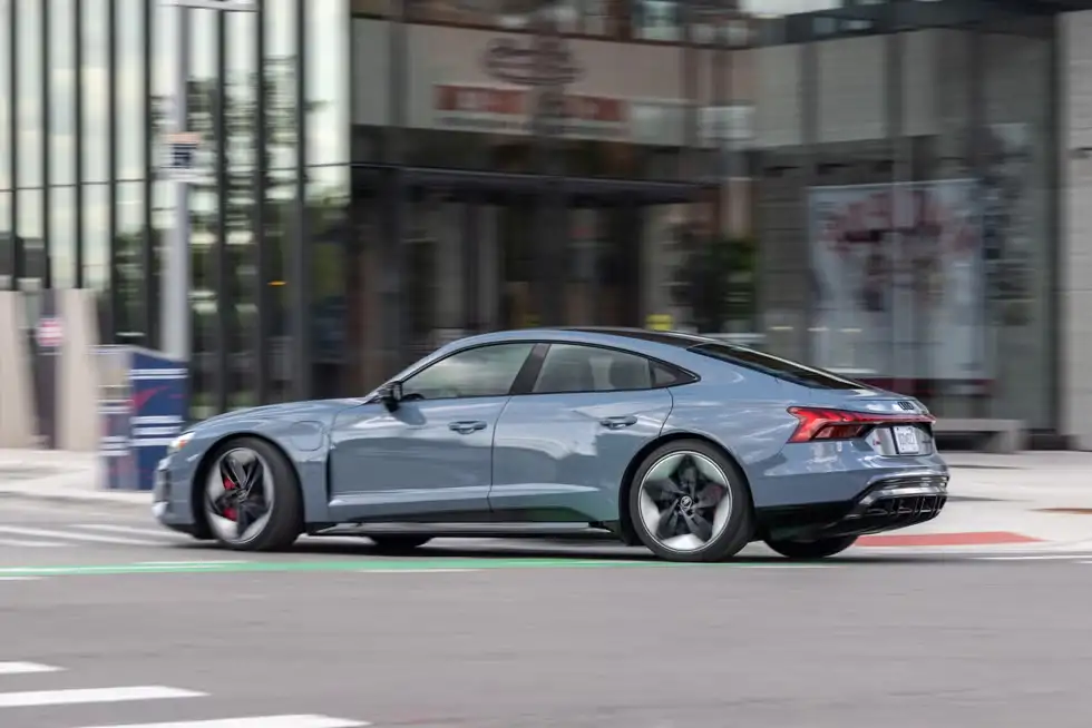 Giá xe Audi e-tron GT 2022 mới nhất 4 tinxemoi com 350