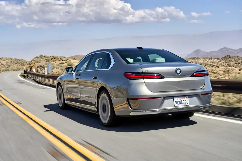 Giá xe BMW i7 2023 mới nhất 5 tinxemoi com 4 20250716 160750